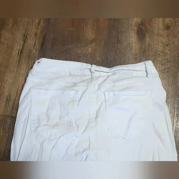 Deja Bleu - White Denim, Cropped. Distressed, Size 10 - Picture 5 of 5
